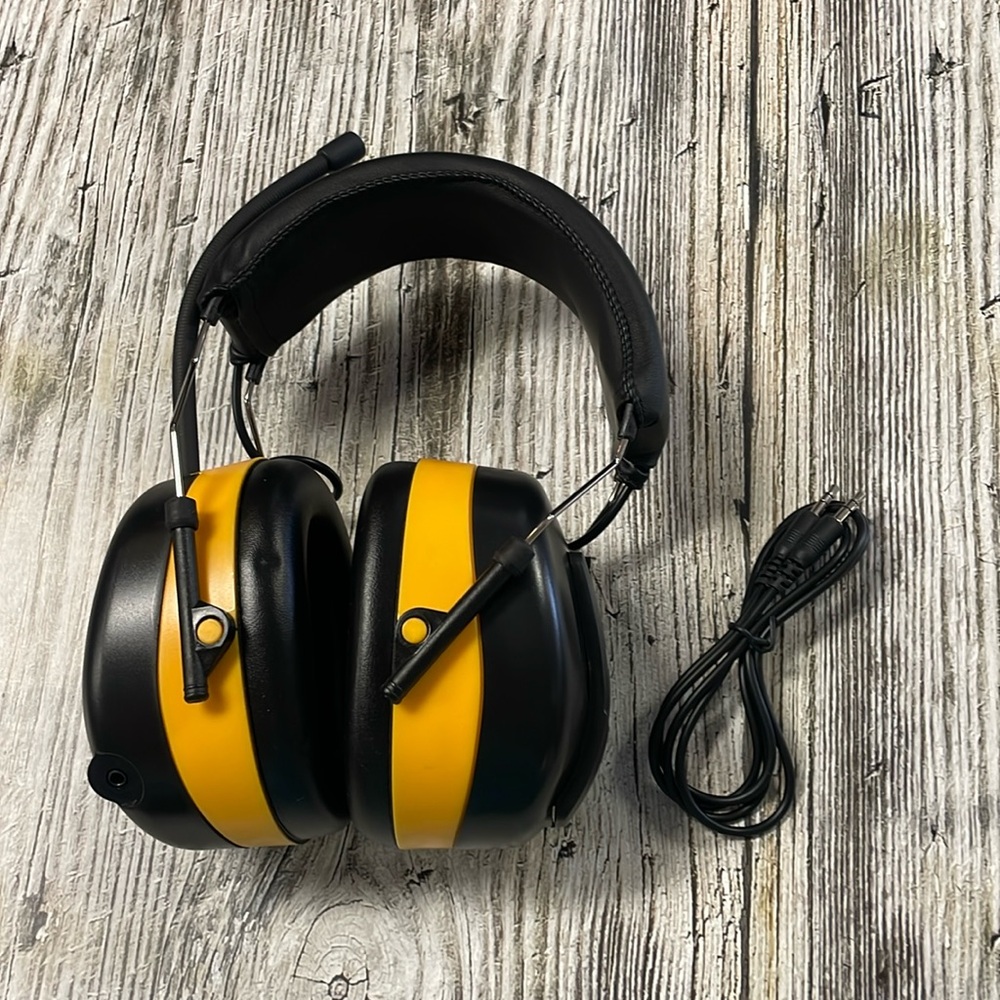 NWOT DEWALT AM FM HEADPHONES